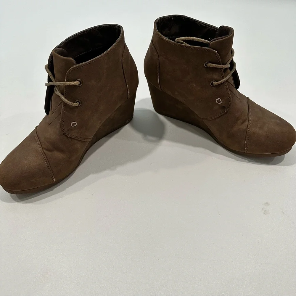 Natural Reflections Wedged Brown Suede Like Ankle Boots Women’s size 8